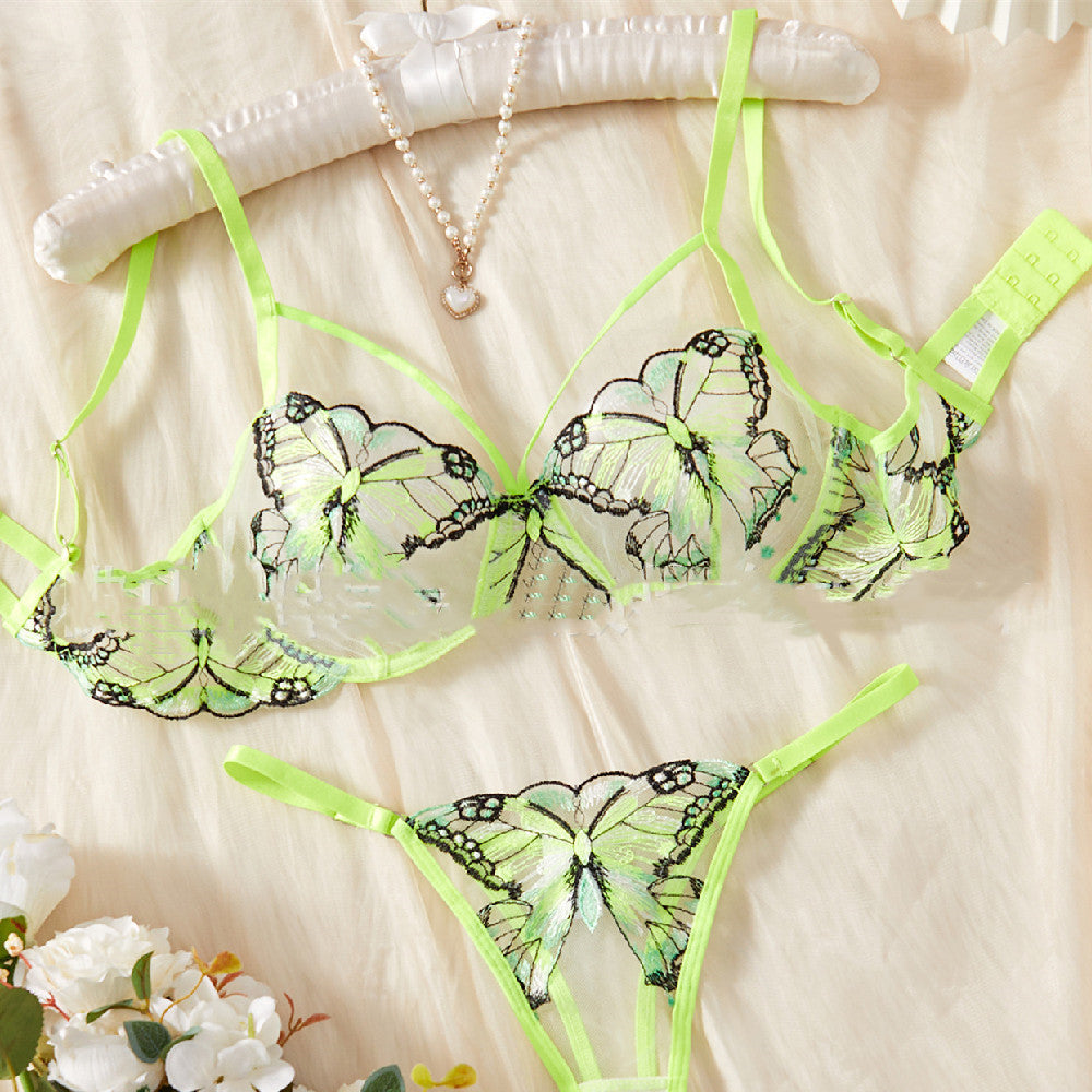 ملابس داخلية نسائية بطابع فرنسي عصري