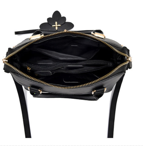 حقائب كتف نسائية مطرزة بالزهور على الموضة