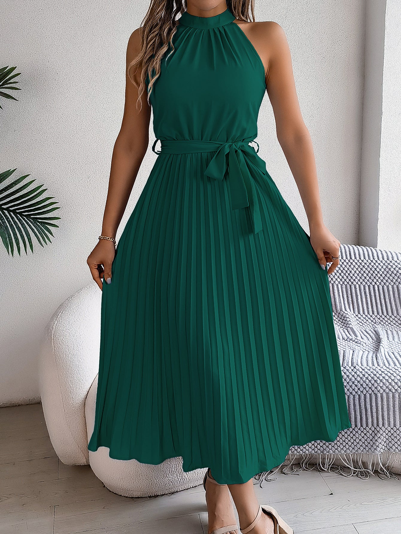 Robe longue plissée cintrée sans manches à col montant pour femme