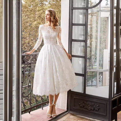 Robe de mariée mi-longue à manches longues et coupe ajustée