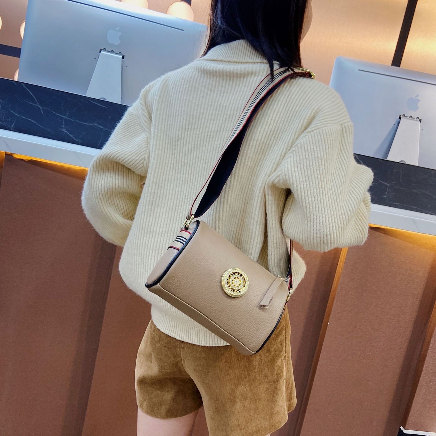 Bag women's bag 2022 new simple fashion wide shoulder strap one shoulder Messenger bag top layer cowhide live broadcast