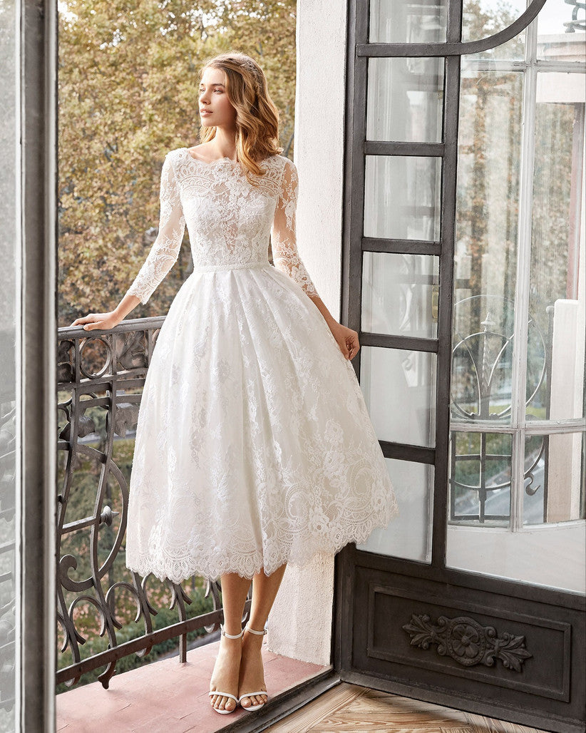 Robe de mariée mi-longue à manches longues et coupe ajustée